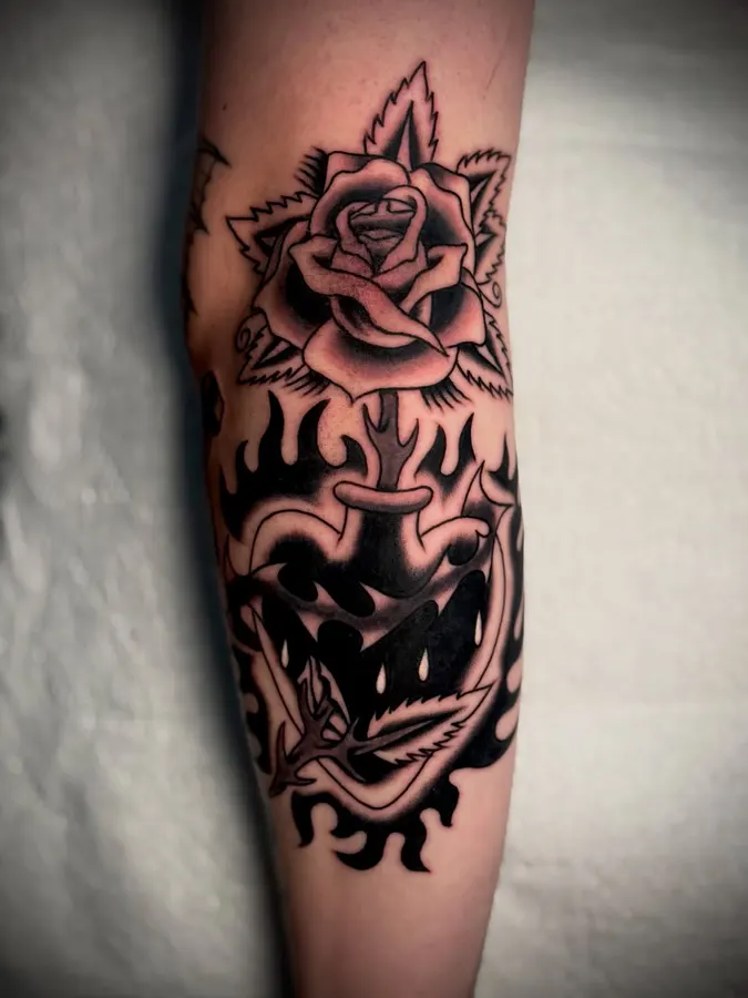 Rose et serpent en noir.