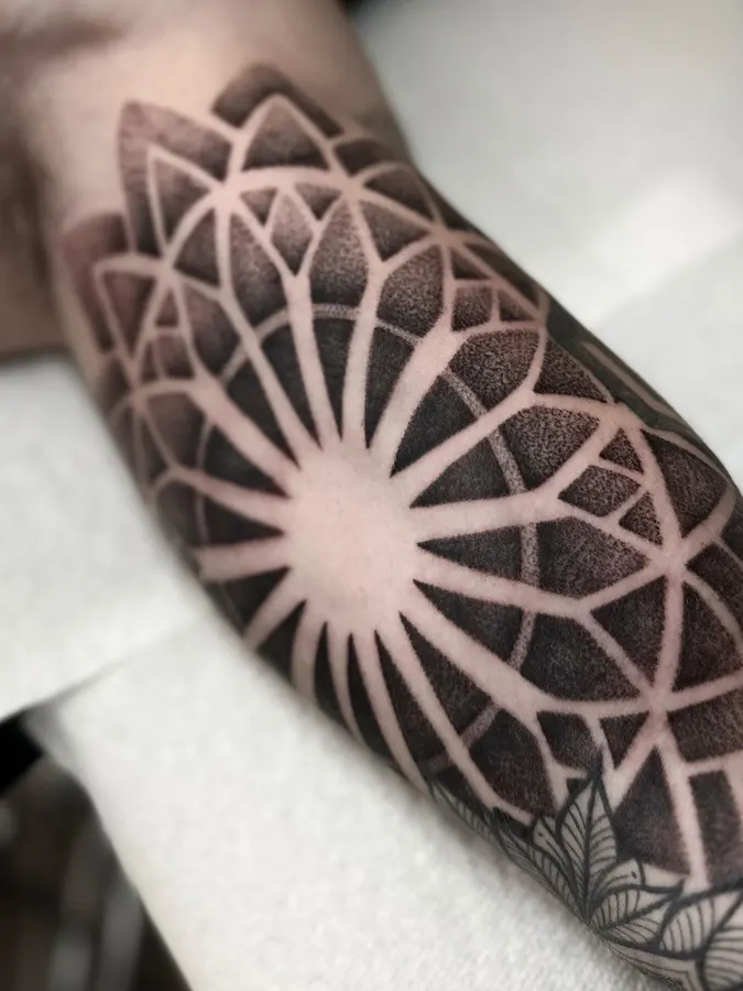 Motif géométrique en noir sur la peau.