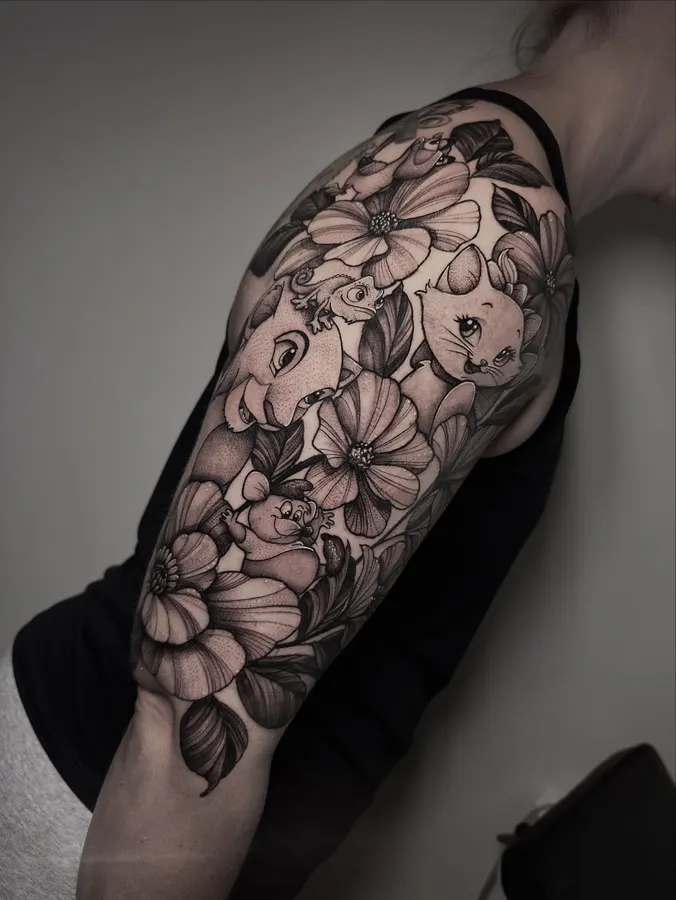 Manche florale détaillée en noir et gris.