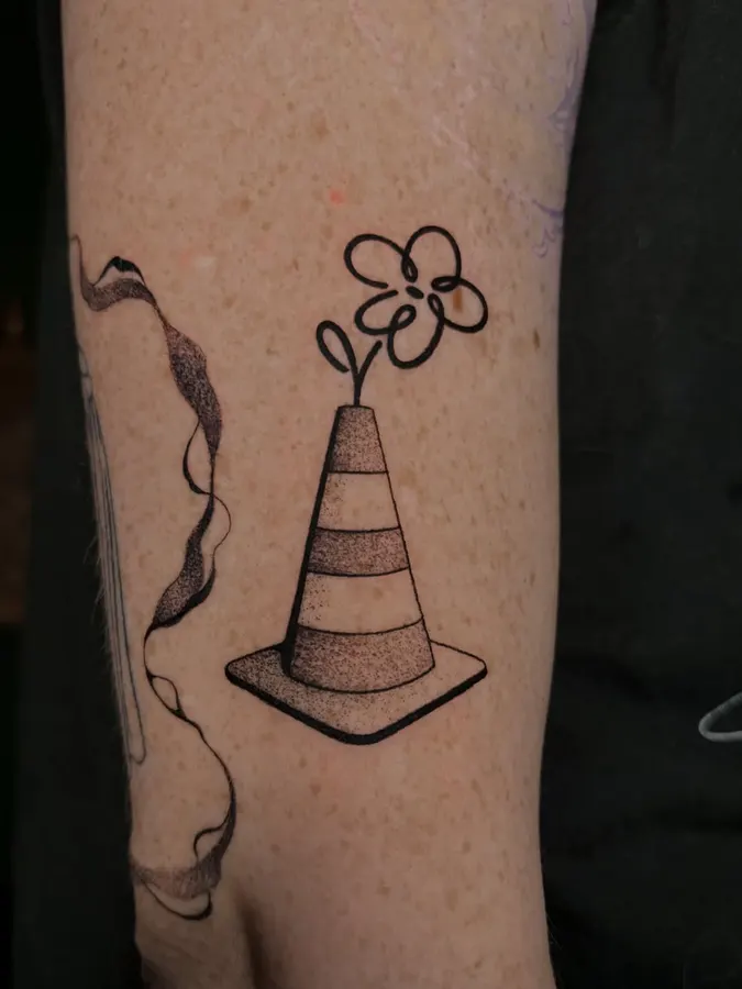 Petit motif illustratif avec cône et fleur.