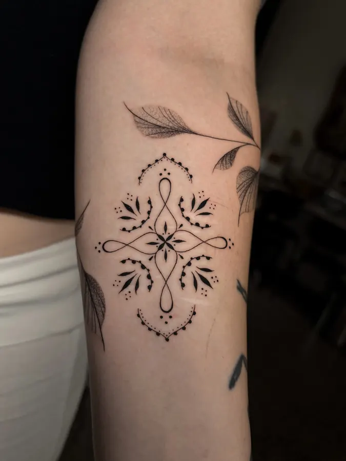Motif floral et ornemental aux lignes fines.